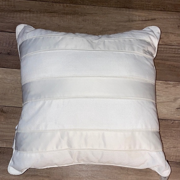 NWT Chris Madden Heirloom Embroidery White 18x18 throw accent decor pillow - Picture 1 of 10